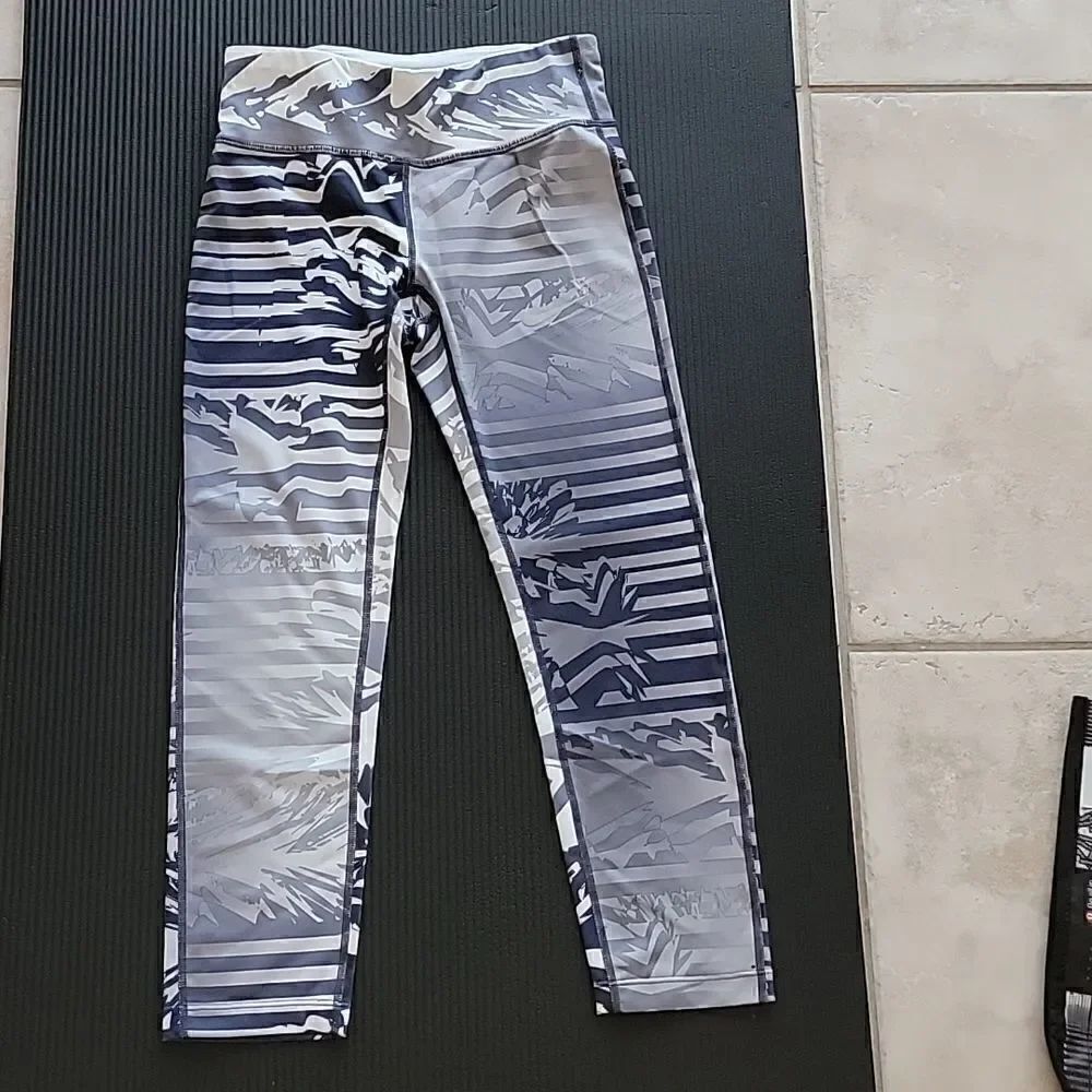 Nike Dri Fit Capri's - Picture 3 of 6
